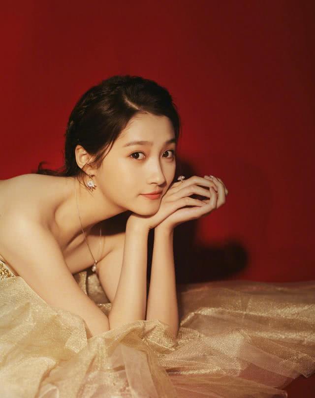 关晓彤和易烊千玺合作,家中还有个鹿晗,粉丝:活