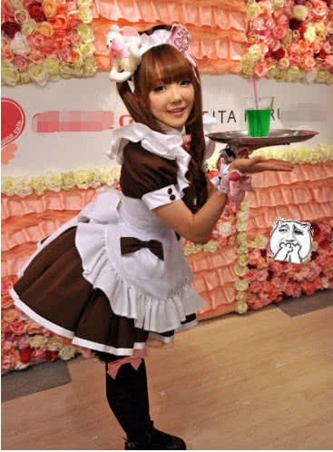 抖音美女与野兽,小萝莉被光头大叔举起,身后