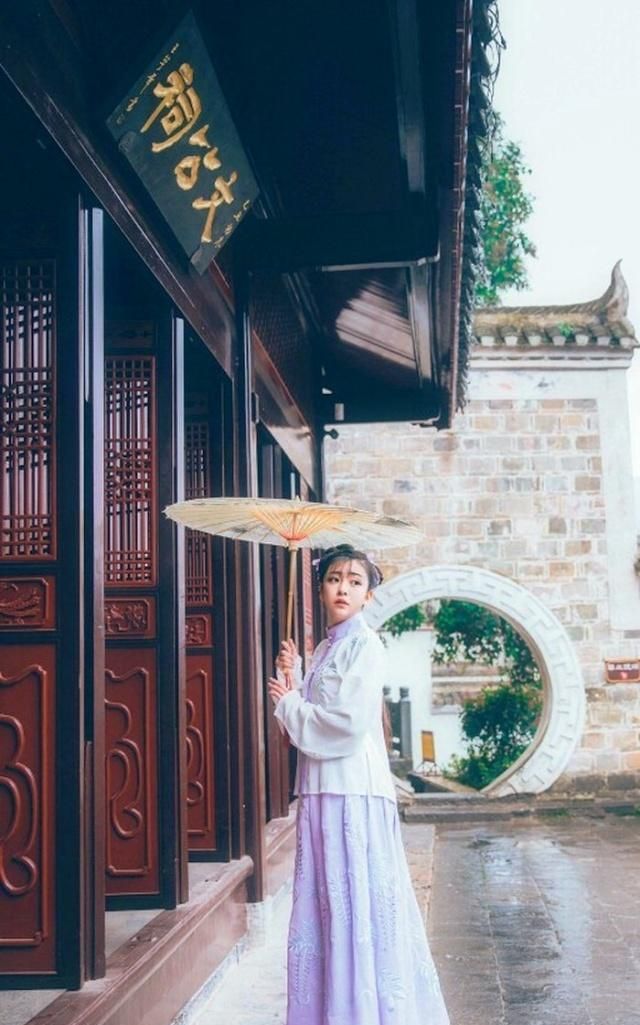 经典的情感小句子,爱情里没有谁对谁错,只是珍