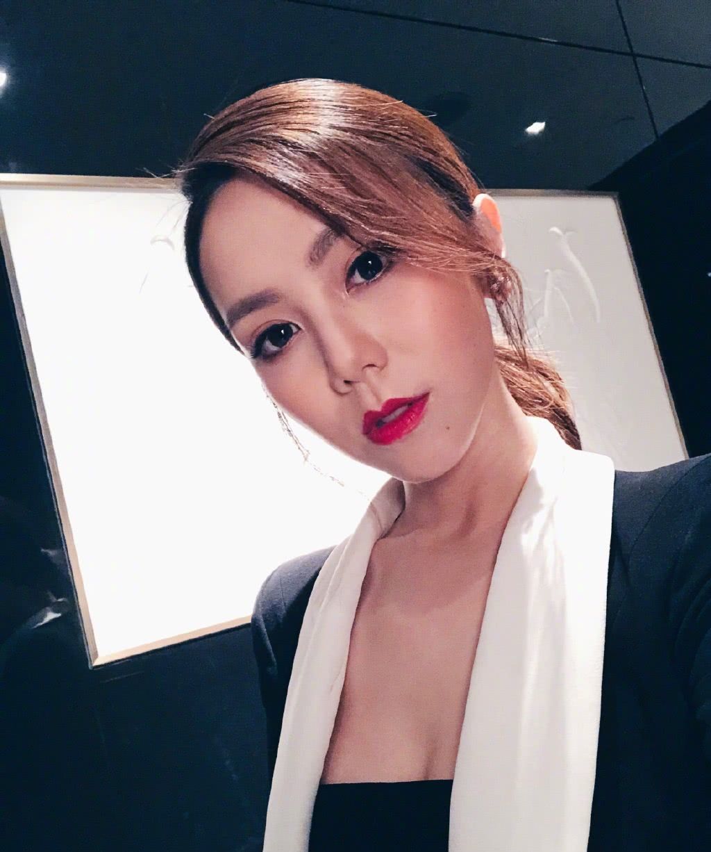 金鱼嘴邓紫棋_邓紫棋金鱼表情_邓紫棋嘟嘴金鱼照-圈子花园图片