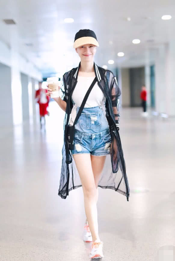 倪虹洁太绝了,40岁穿背带裤嫩回20岁,秀出筷子