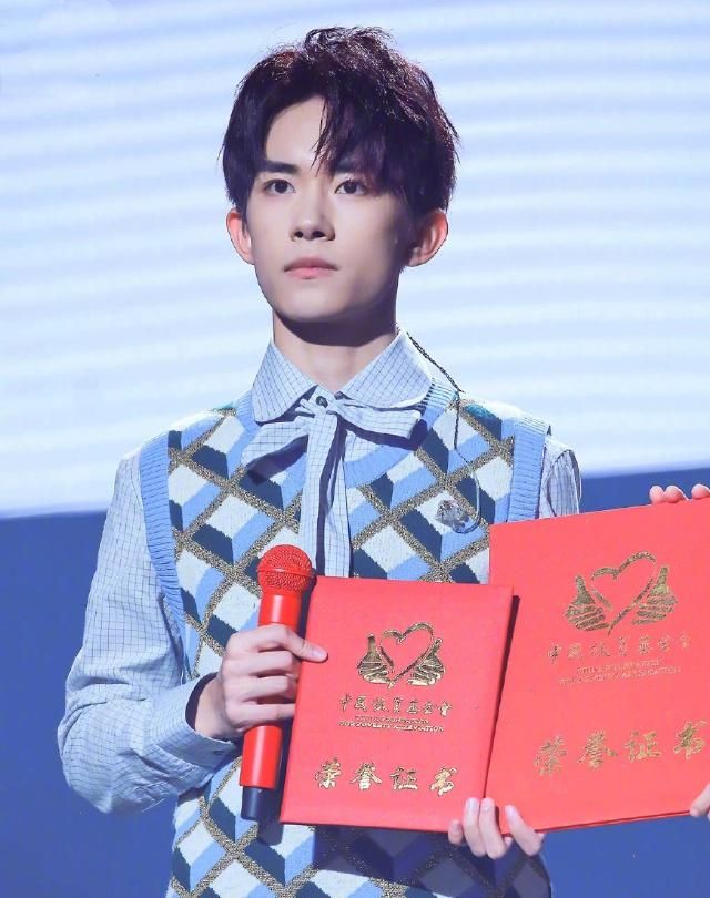 易烊千玺5点清扫北京大街,作秀?明星公益你怎么看?