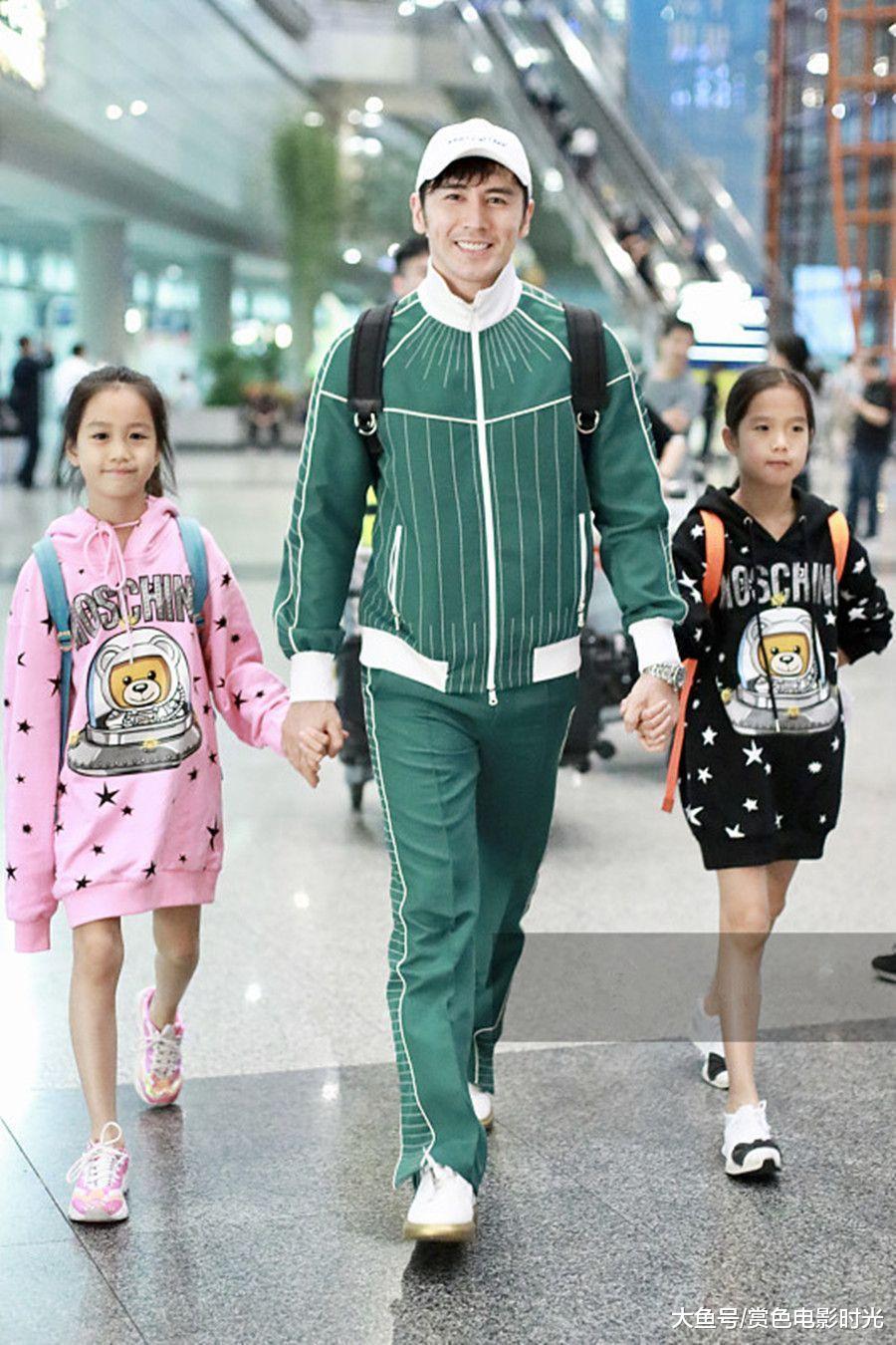 张伦硕拉两女儿手现身机场展现慈父一面 与钟丽缇热吻遭女儿直盯