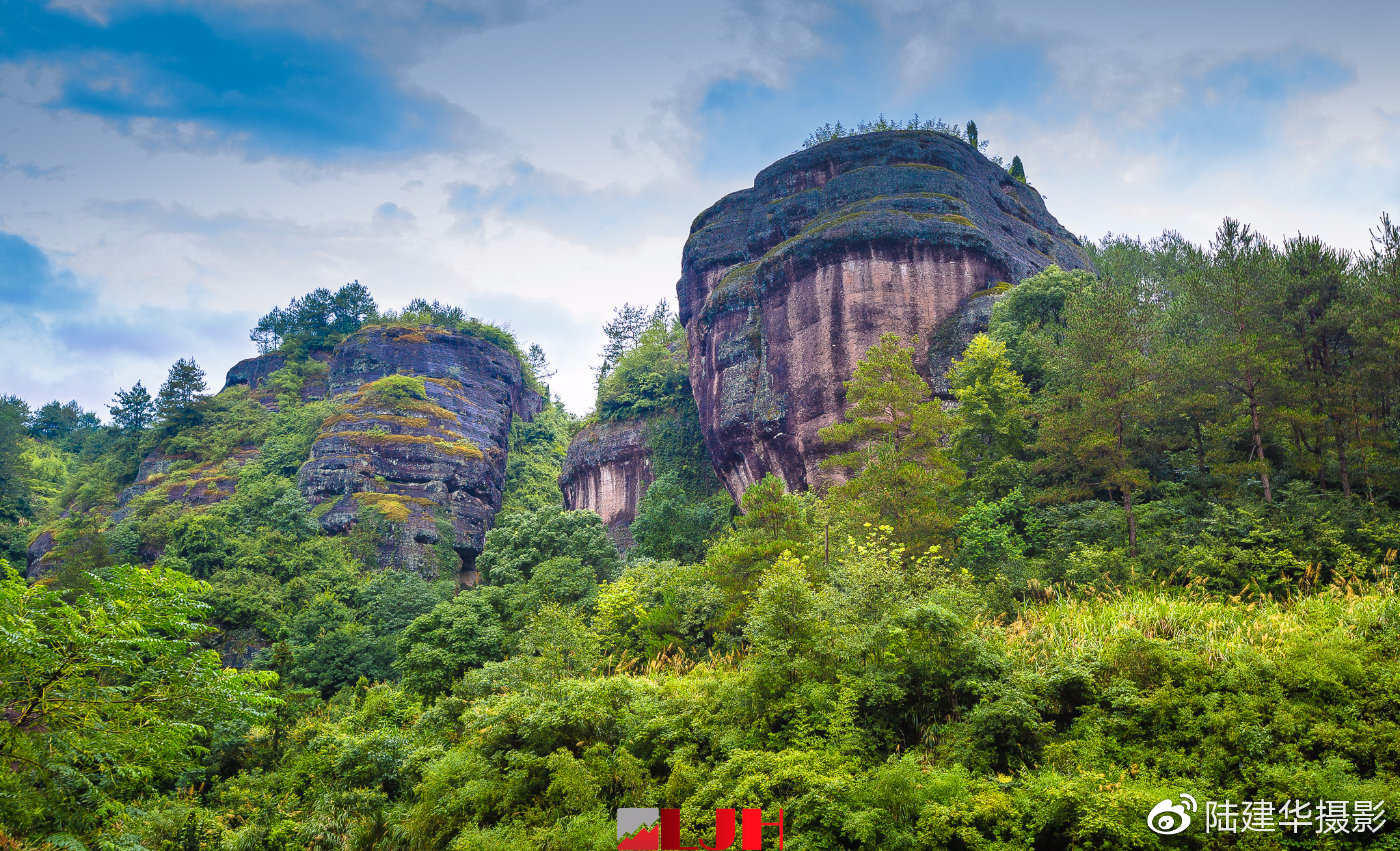 兩塊大石頭組成的 景區(qū)  麗水東西巖
