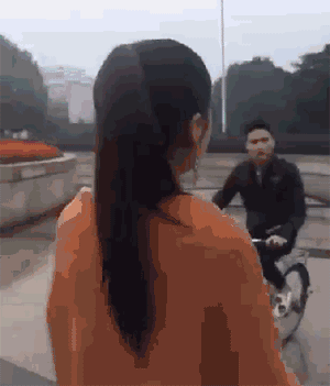 搞笑gif图9张:办公室版中国好声音,我们都为你转身