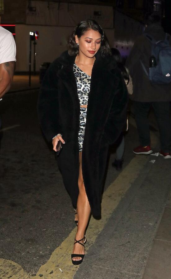 女星凡妮·莎白现身伦敦街头，她的心情看起来不错