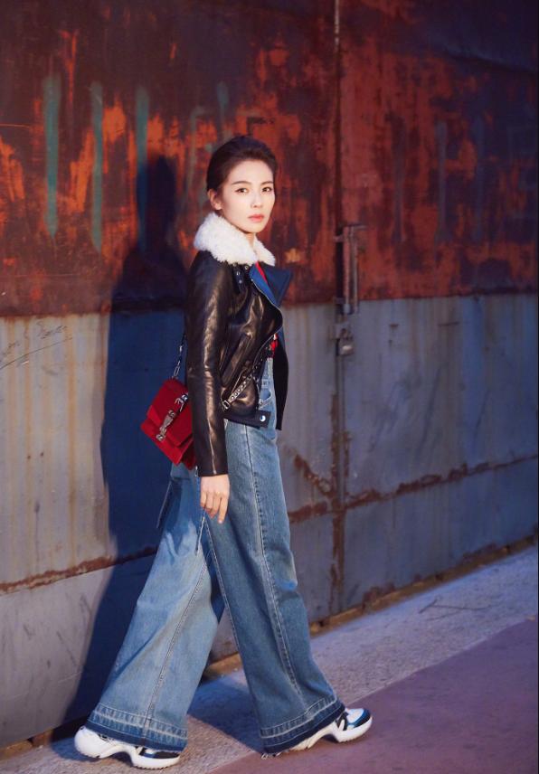 刘涛真会穿！40岁比20岁的关晓彤还嫩，网友：王珂真是赚大发了！