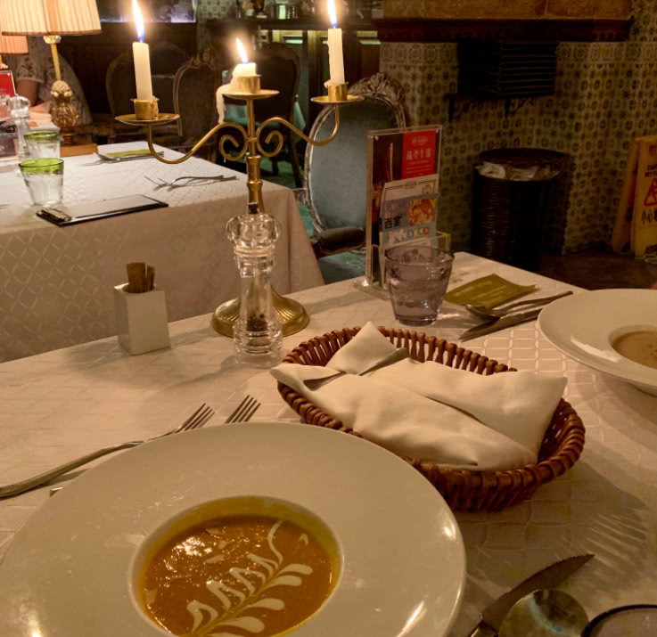 在西餐厅吃饭时,服务员端来的柠檬水,如果喝掉可能会被