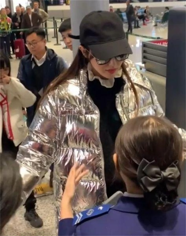 唐嫣机场安检不脱外套是因为怀孕?身穿猪宝宝衣服引猜测