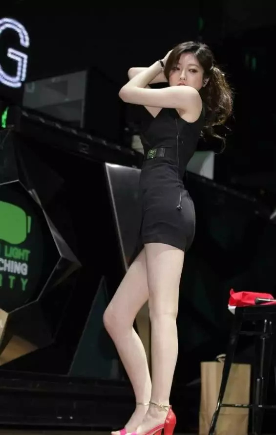 超短连衣裙的美女,对着美女摆弄镜头,秀出修长闷屁姿势放图片