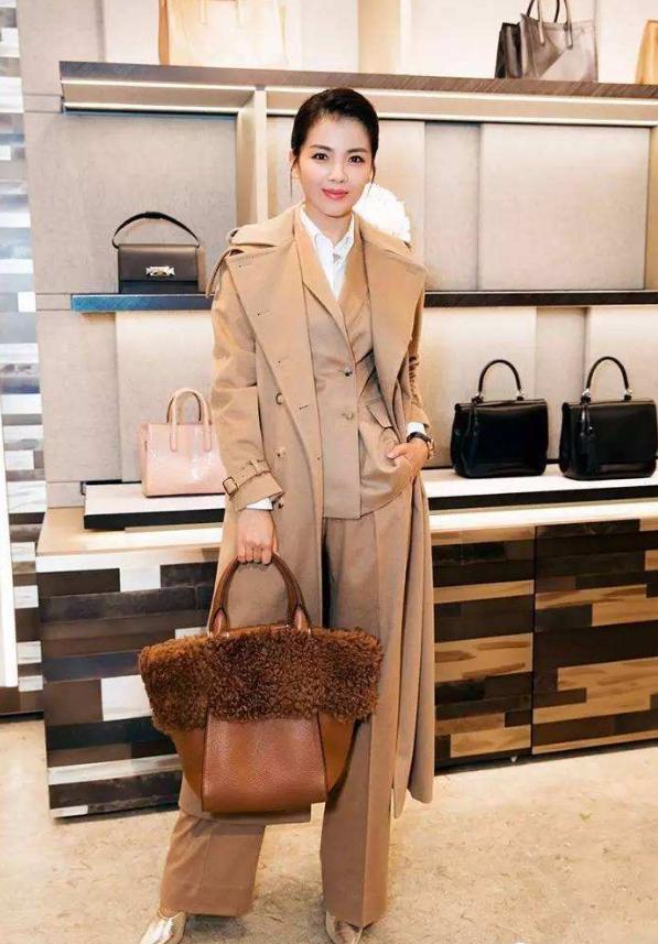 刘涛真会穿!40岁比20岁的关晓彤还嫩,网友:王珂真是赚大发了! 刘涛真会穿!40岁比20岁的关晓彤还嫩,网友:王珂真是赚大发了!