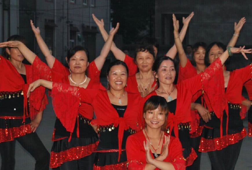 农村为啥越来越多人跳广场舞?大妈:说了你别不信,跳舞
