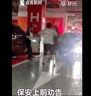 奔驰车主欺辱小区保安:你欺负老实人的样子,真丑