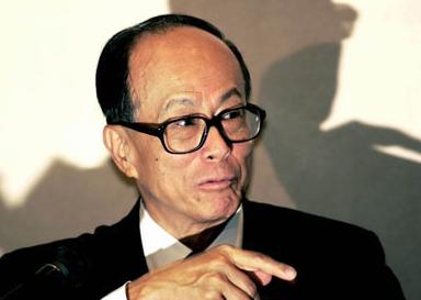 李嘉诚买下了半个英国,为何却选择全家移民加