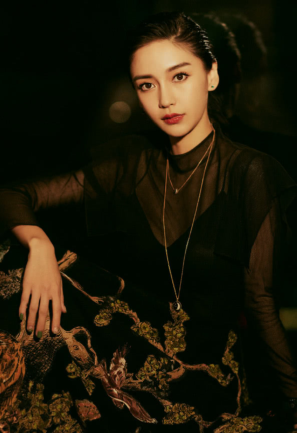 杨颖的指甲油太劣质,无名指上的指甲油被蹭掉