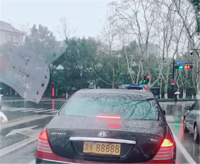 5个8迈巴赫现浙江，车价900万牌250万，保养一次能买A3