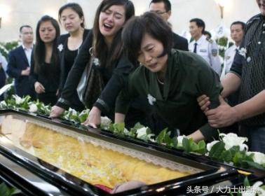 丛飞生前救助183名贫困儿童，妻子被人砸死，唯一的女儿近照曝光