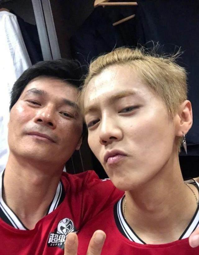 热爱足球的明星:张国强因球进入娱乐圈,他和妻