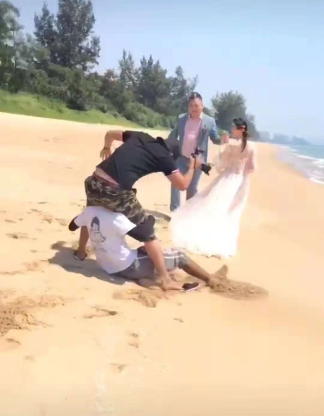 被骑脖子拍婚纱照,助理摔惨摄影师,网友:你是不