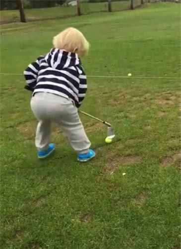 外国宝宝打高尔夫,把球杆玩成了“锄头”,说好的走位呢?