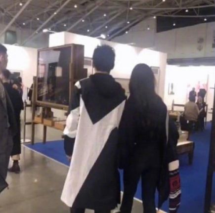 又一对明星爆恋情?郭碧婷向佐牵手逛街,网友:
