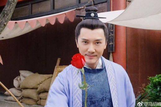 《知否》幕后花絮,赵丽颖小圆脸又被捏,那位女