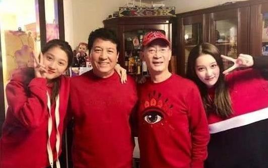 六小龄童带女儿,在关晓彤家吃年夜饭,网友:到底