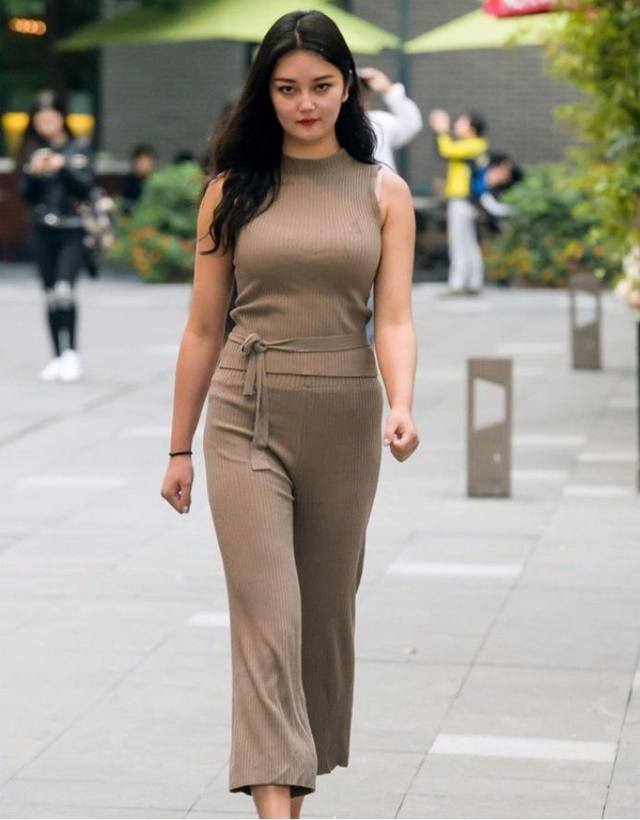 街拍:杏色套装大美女惹人,背影足足让10万人爱慕,实在