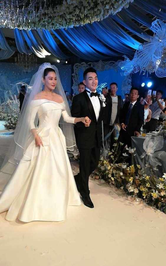 张馨予何捷婚礼现场照片流出,婚纱不足5万一切从简