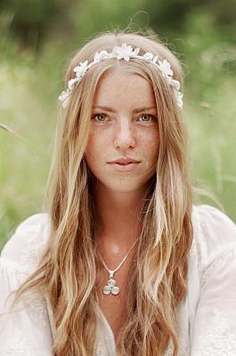 药店里的一种药膏,每天睡前抹一抹,30天让你美