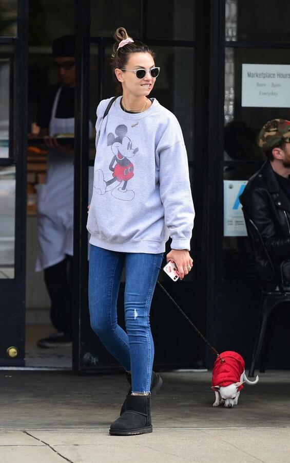 女星惠特尼·哈特利现身斯蒂迪奥城，她的狗很可爱