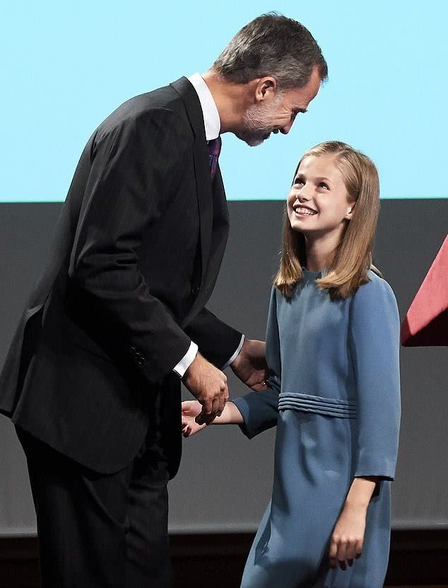 西班牙13岁女王储成翻版凯特王妃,两次“撞衫”美得不相上下