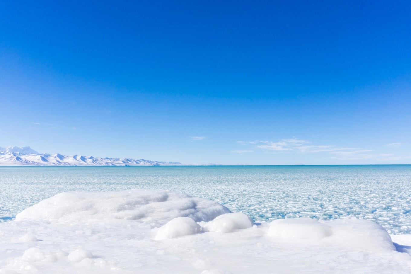 冰封的纳木措,雪域高原的美景,酷似流浪地球的画面