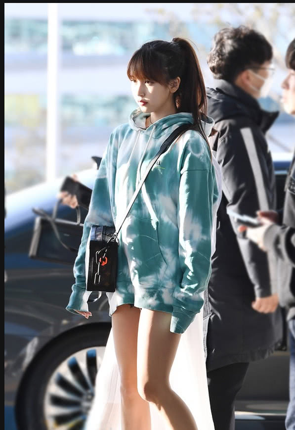 twice成员sana和mina都在把卫衣当裙子穿青春活力