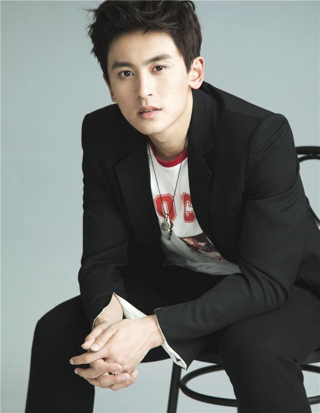 于正工作室男演员,目前最火的不是陈晓,是最近势头很