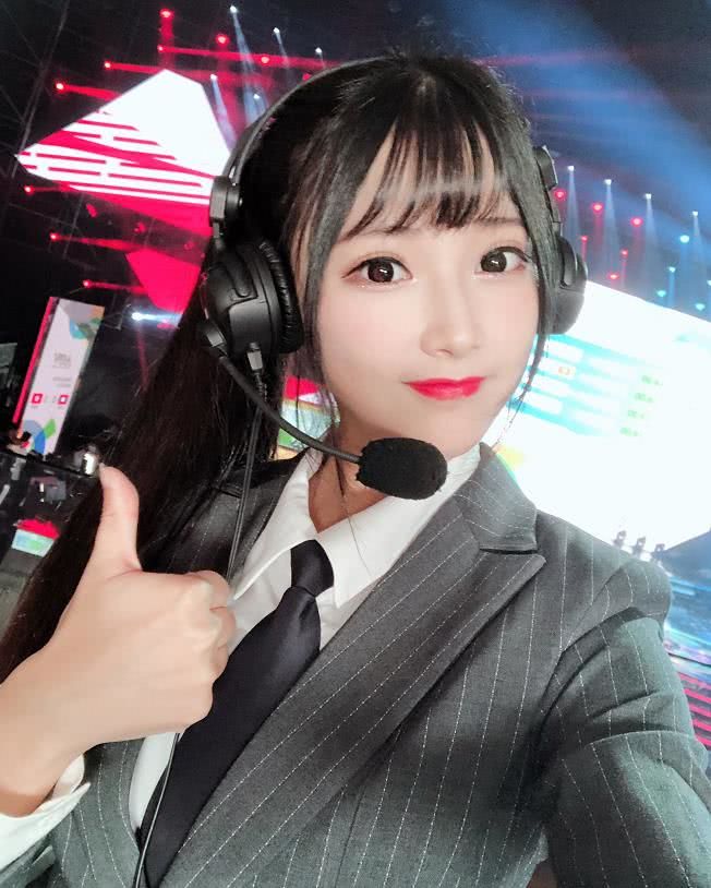 KPL美女解说琪琪,脱下女装,穿上西装 乖乖,这也