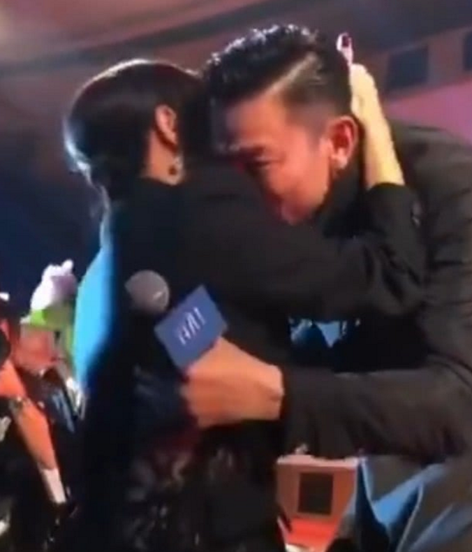 刘德华下跪接下粉丝的花,当看清对方的脸时,