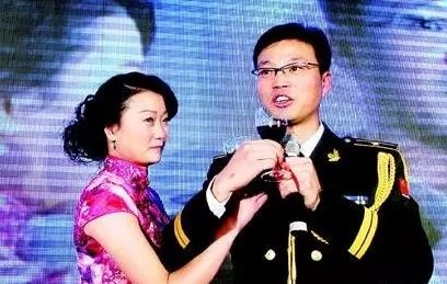 “婚内出轨”的王迅“三外有三”？上位90后小老婆开撕了！