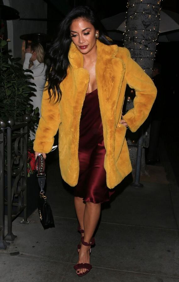 女星妮可·舒可辛格现身比佛利山庄，她给人一种华丽的感觉