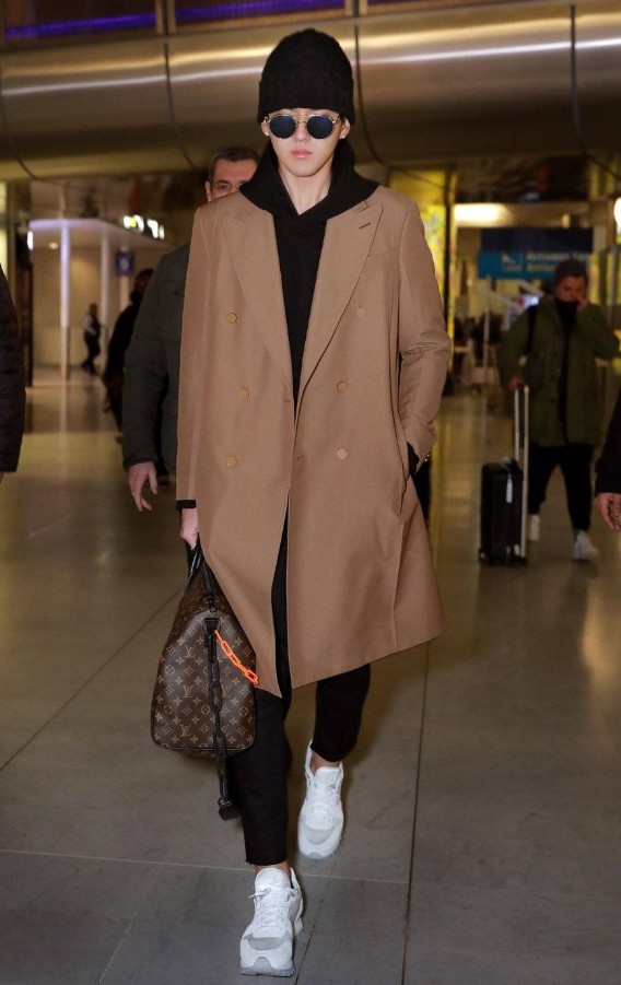 吴亦凡穿风衣_吴亦凡穿囚服