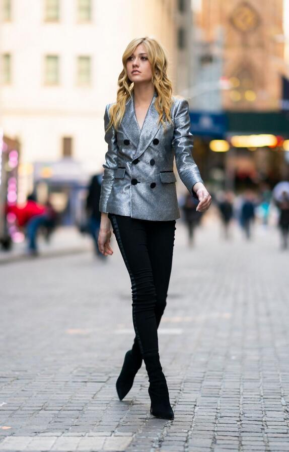 女星凯瑟琳·麦克纳马拉现身纽约，她给人特别纤瘦的感觉