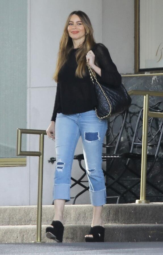 女星索菲娅·维加拉现身洛杉矶，她给人端庄的感觉