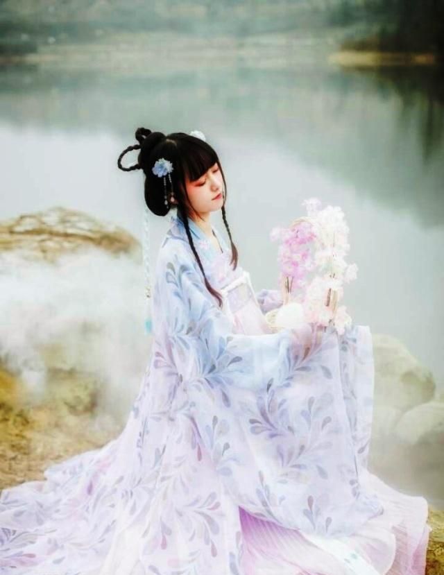 经典的情感小句子,爱情里没有谁对谁错,只是珍