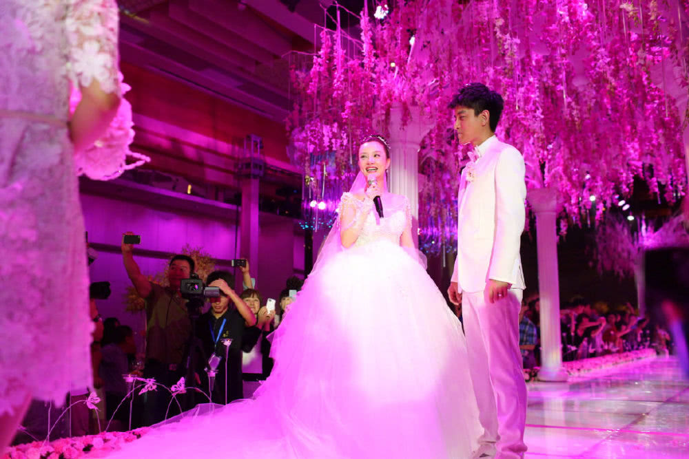 亮璐夫妇高清结婚旧照曝光李小璐也曾是宽下巴圆脸族