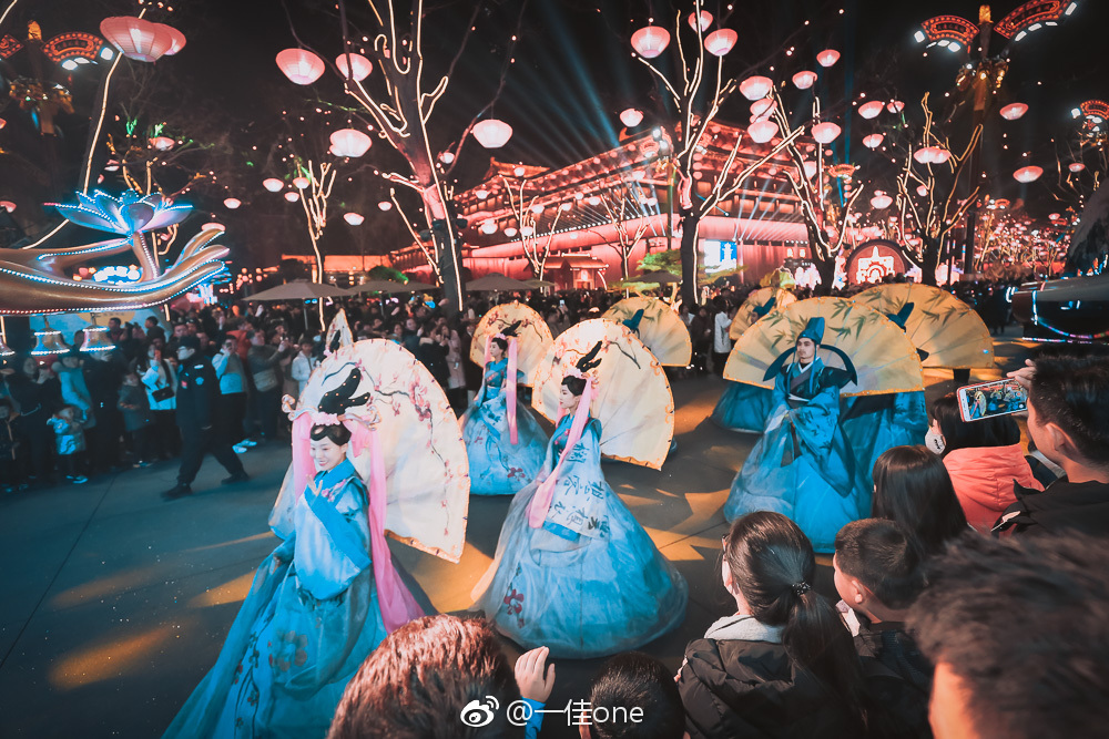 花車(chē)巡游 震撼開(kāi)街