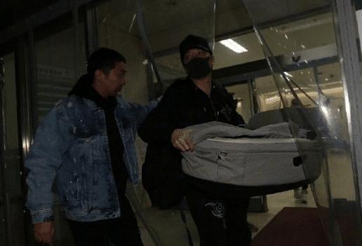 赵丽颖产后出院,冯绍峰全程用身体护送,撒红包