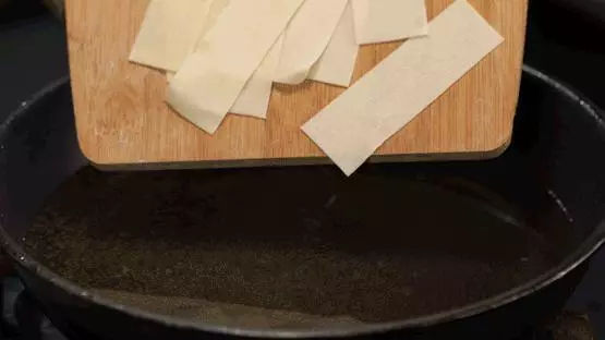 馄饨皮不止能包馄饨,教你新做法,小零食解决啦!