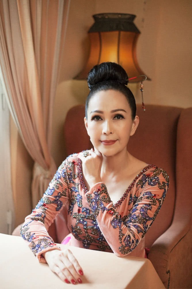 老年女演员60岁以上的,老一辈女演员60岁以上 曾经红极一时的日历女星60岁再发近照,网友称这才是真