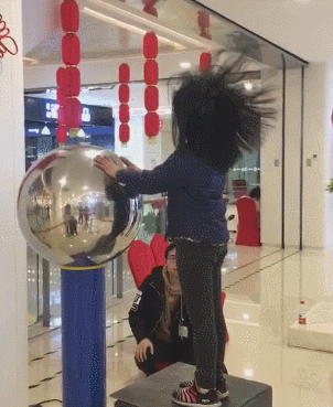 妹子,长点心吧,乍一看还以为你在练功呢,注意点淑女