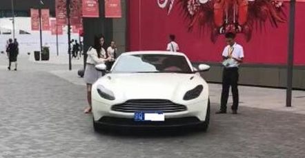 北京偶遇一辆阿斯顿马丁，副驾驶下来一位美女，后发现司机更漂亮